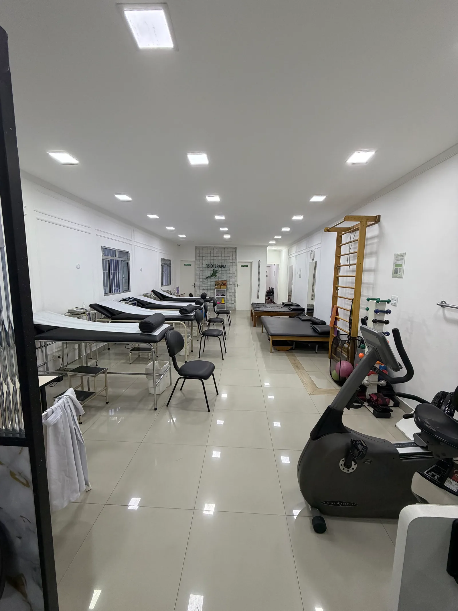 Sala ampla e equipada de fisioterapia da Fisio Life